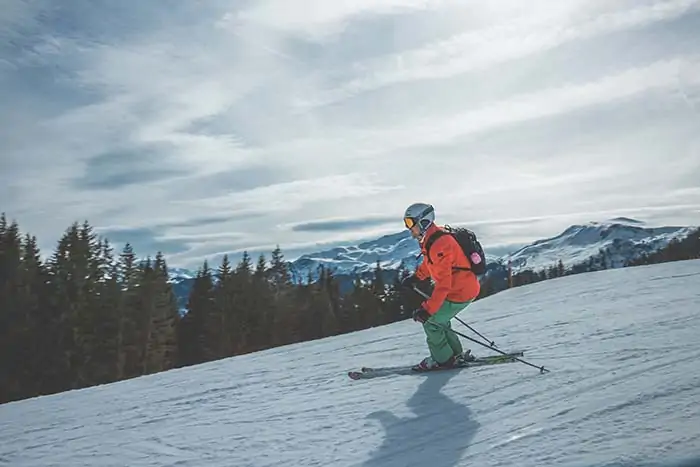 Skifahrer im Sonnenschein bei einer Abfahrt