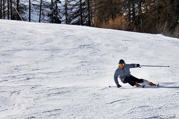 Skifahrer auf einer Abfahrt im Wald