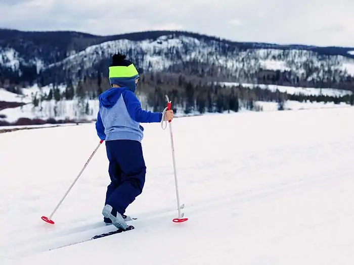 Kind auf Skiern