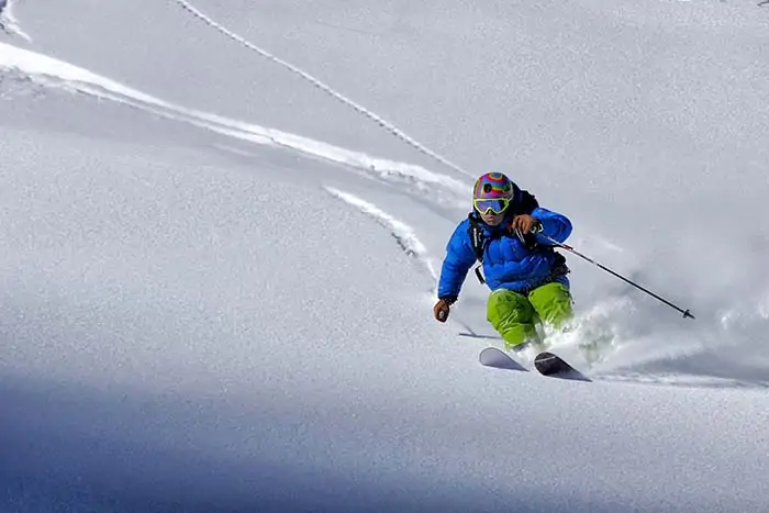 Skifahrer auf einer steilen Abfahrt