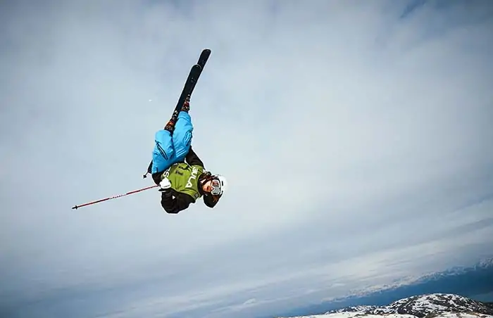 Skifahrer macht einen Salto in der Luft