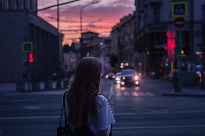 Frau auf einer Strasse in Russland