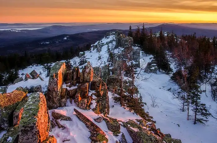 Schneebedeckte Berggipfel in Russland