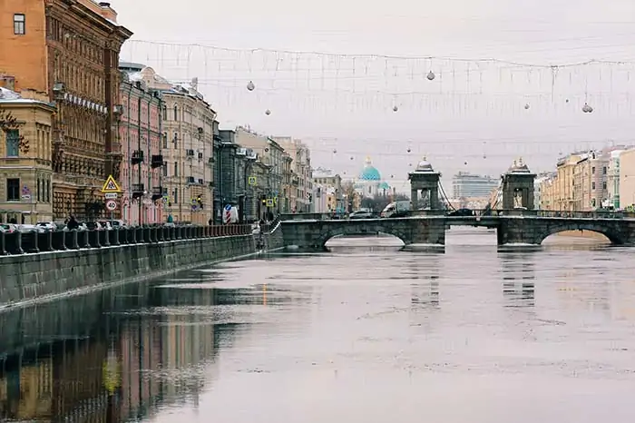 Brücke und Fluss in Sankt Petersburg