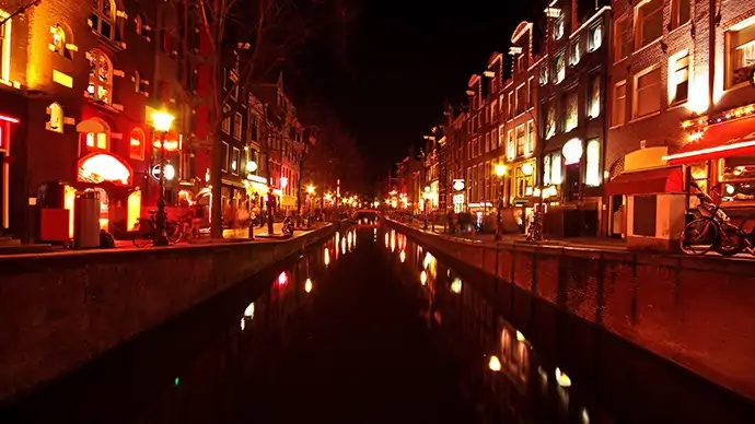 Rotlichtviertel von Amsterdam bei Regen