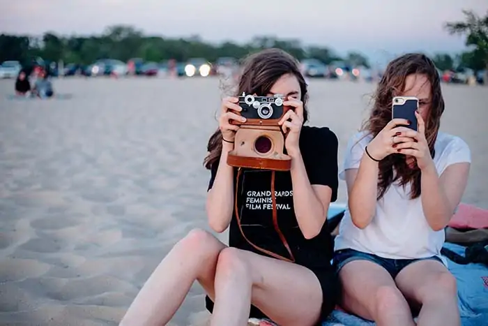 Mädchen am Strand mit Kamera